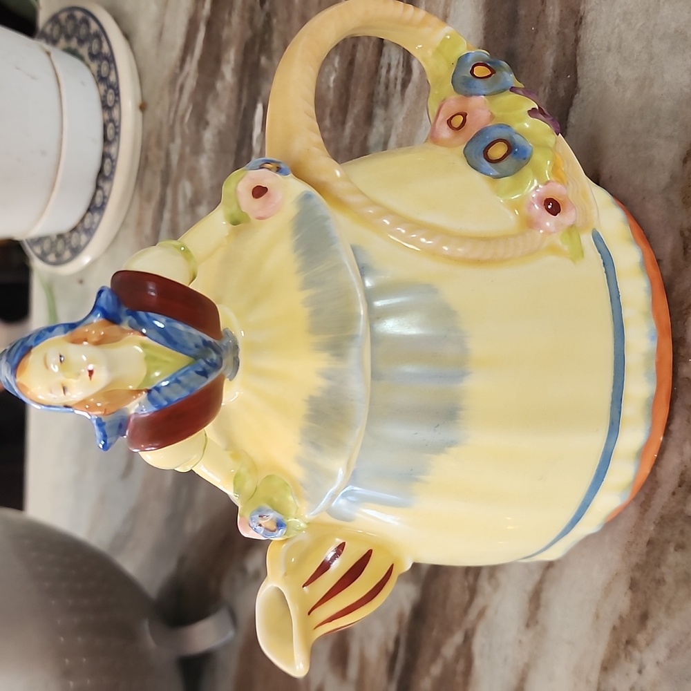 Royal Crown Milkmaid Dutchgirl Teapot